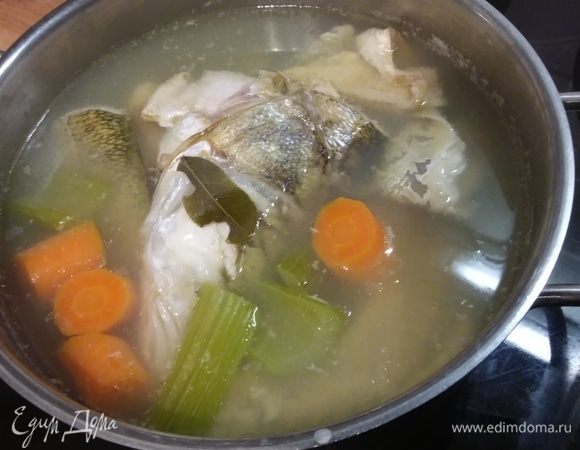 Рыбу можно взять любую с плотным мясом, очистить от костей и кожи, порезать на порционные кусочки. Из головы, хвоста и костей сварить бульон с добавлением лука, моркови и других овощей. Понадобится только 200 мл бульона, поэтому варите его немного и он будет насыщенный. У меня судак. 