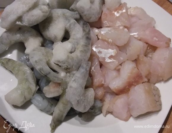 Креветки разморозить. Если нужно очистить. Лук и чеснок очистить и мелко порезать. Перец очистить и порезать мелким кубиком. 