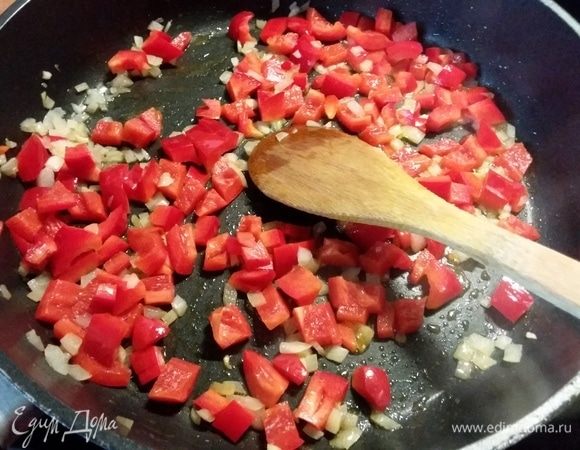 В сковороде разогреть масло и пассеровать лук, чеснок и перец. 