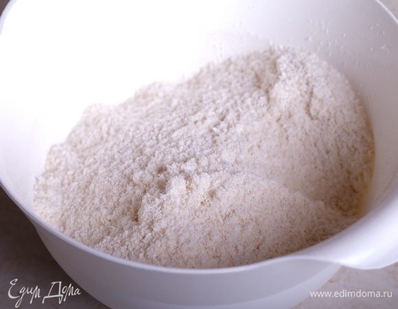 Смешать пшеничную муку и разрыхлитель, просеять в миску. Добавить миндальную муку, соль, цедру половина лайма и все смешать.