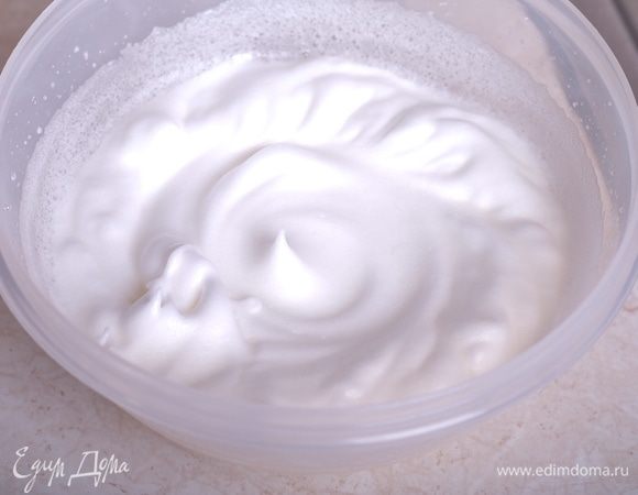Взбить белки с щепоткой соли до мягких пиков.