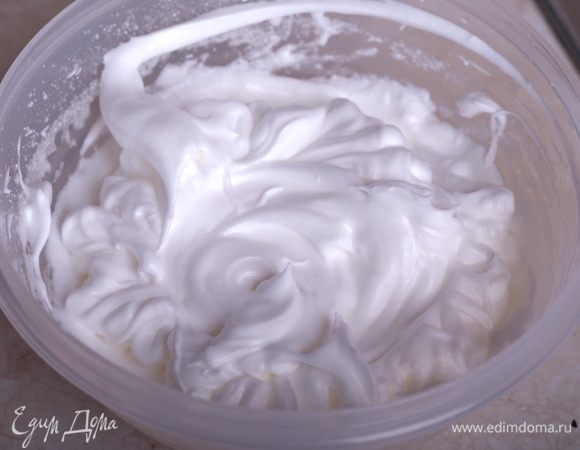 Не выключая миксер, начать понемногу вводить сахар, взбить белки до крепких пиков.