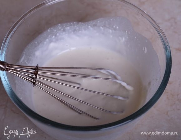 Перемешать венчиком до однородности.