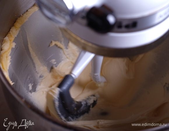 В чашу для взбивания поместить сливочное масло комнатной температуры и сахарную пудру, тщательно взбить до кремообразного состояния.