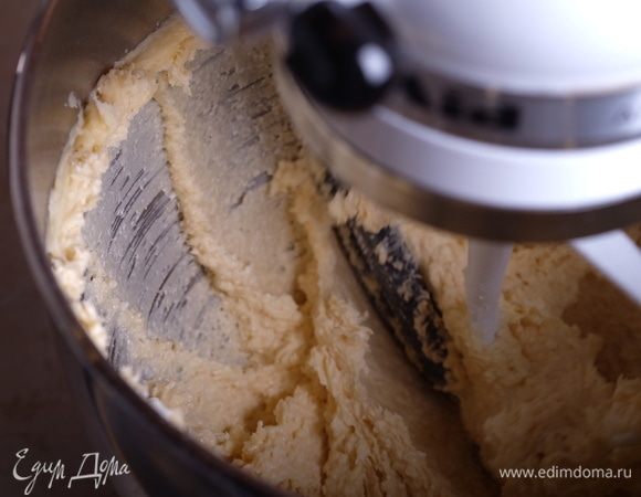 Порциями добавить желтки, каждый раз хорошо взбивая смесь.