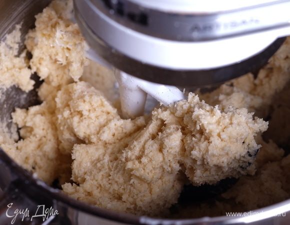 Поочередно добавить сухую смесь с кокосовой стружкой и творожный сыр со сливками. Перемешать до однородности. Тесто получится очень густым.