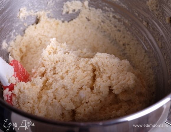 В три приема аккуратно ввести в тесто взбитые белки.