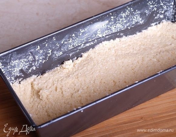 Выложить половину теста в подготовленную форму.