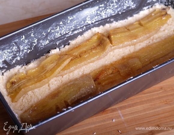 Сверху уложить карамелизованные бананы.