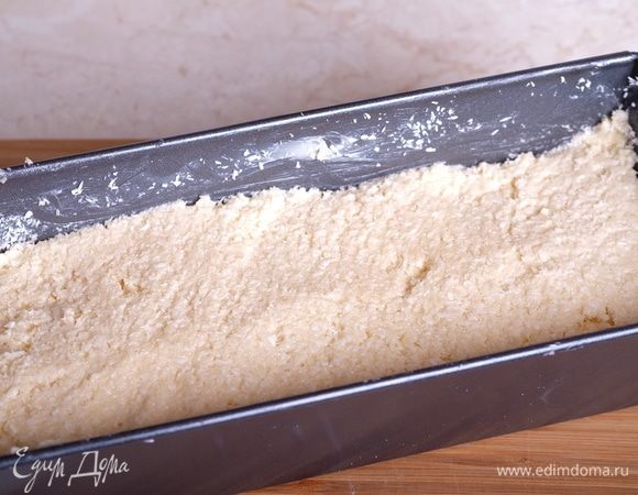 Накрыть оставшимся тестом, хорошо разровнять тесто силиконовой лопаточкой.