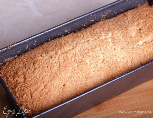 Выпекать кекс при 160°С около 1 часа. Через указанное время кекс должен зарумяниться, а зубочистка должна выходить сухой.