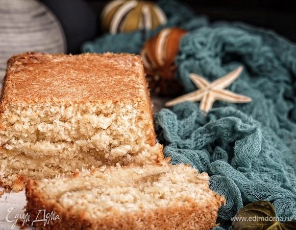 Когда кекс пропитался полностью, перевернуть его на решетку, освободить от формы и оставить до полного остывания.