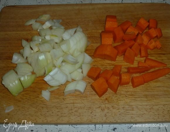 Лук и морковь нарезать средними кусочками.