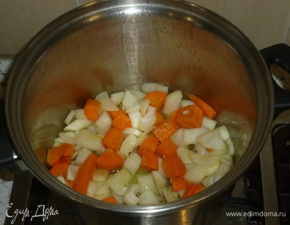 В кастрюле с толстым дном разогреть масло, обжарить лук с морковью. Бульон подогреть. Залить суп бульоном, варить 10 минут. Добавить булгур ТМ «Националь», кардамон, варить еще 10 минут. Пюрировать суп погружным блендером. Приправить по вкусу. При подаче посыпать льняными семечками. Приятного аппетита!