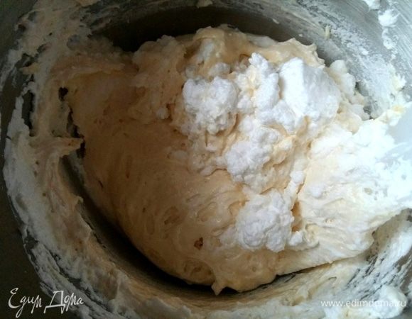 Постепенно, в несколько приемов, к яично-масляному тесту добавить белки.