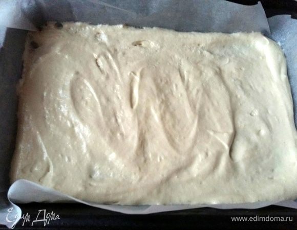 На каждый корж уходит по 6 ст. ложек теста. Если хотите сделать тоньше коржи, теста кладите меньше. Выложить тесто по всей поверхности  и отправить в духовку.