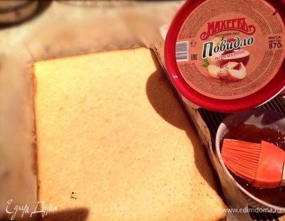 Намазать хорошо повидлом корж.