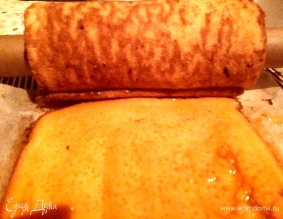 Повторить всю процедуру, налить тесто, испечь корж, смазать повидлом, приложить предыдущий рулет, соединив 2 шва, свернуть следующий корж. 