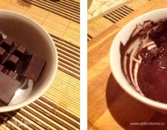 Сделаем помадку для имитации коры дерева. Для этого в мисочку кладем шоколад и 1 ст. л. молока, поставить в микроволновую печь на 1 мин. 30 сек. Разрезать на 2 части готовый баумкухен, смазать силиконовой кисточкой каждую часть. Чем небрежнее будет намазано, тем больше будет похоже на кору дерева.