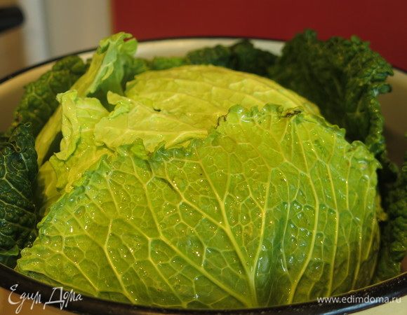 Кладем капусту в холодную воду с ложкой соли и варим 45–60 минут. У меня варилась 45 минут.