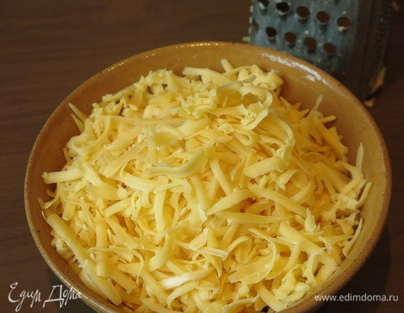 Готовим начинку: натираем сыр, можно использовать процессор.