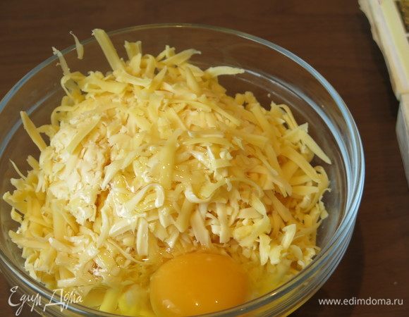 Добавляем яйца.