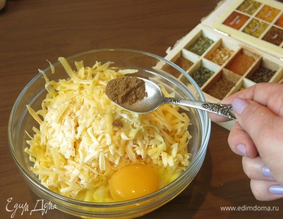 В каждый слой начинки мне захотелось привнести свою пряность, т.к. блюдо дорабатывалось в процессе приготовления, специй нет на первом фото, можно подобрать приправы по своему вкусу. К сыру подошел мускатный орех.