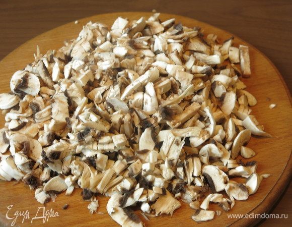 Грибы нарезаем мелко, может понадобиться чуть меньше грибов, зависит от размера листьев, у меня пару ложек этой начинки осталось.