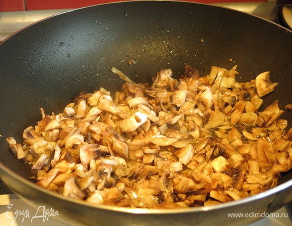 Нагреваем масло, кладем зубчики чеснока, выжариваем их. Потом вынимаем чеснок, прижариваем грибы 5–7 минут.