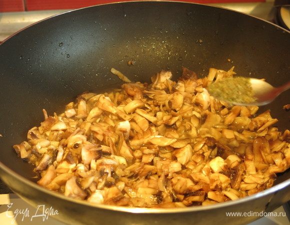 К грибам добавляем майоран.