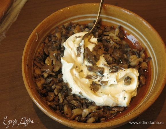 Даем грибной начинке сочность, добавляем 50 г сливок жирных. Для облегченного варианта сливки исключаем.