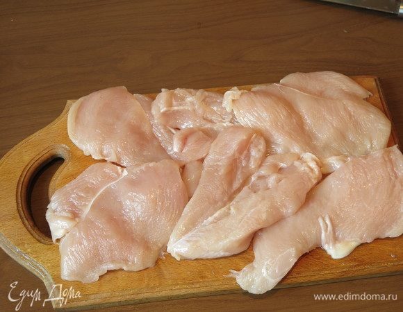 Куриное филе моем и нарезаем на пласты.