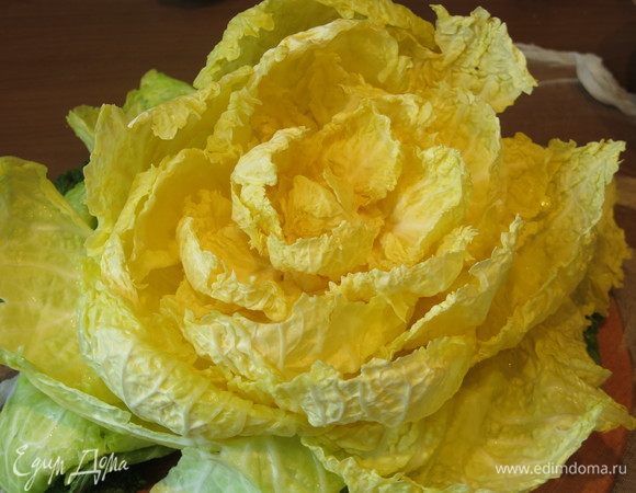 Капусту кладем на слой марли такого размера, чтобы его можно было свернуть в мешок. Раскрываем капусту, аккуратно отгибая листы. Серединку можно вырезать, как и кочерыжку, но, думаю, сочные мелкие листы как более молодые придадут вкус блюду. Рекомендую положить капусту и марлю на противень, так как при начинке сок вытекает.