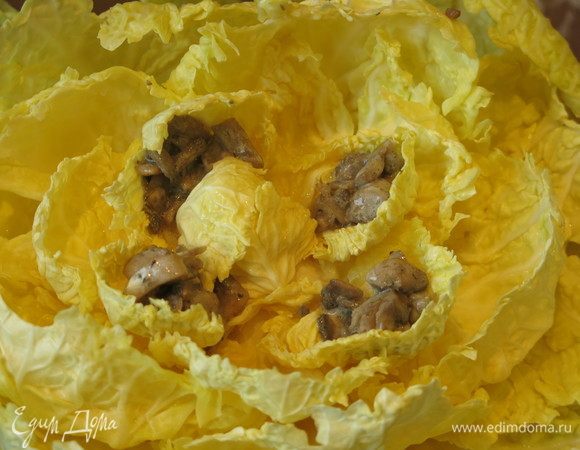 Первый слой — выкладываем грибы в маленькие листочки, собираем кочанчик.