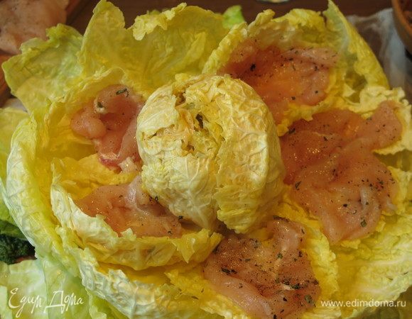 Еще один слой — филе. Пласты курицы разрезаем еще на 2–3 кусочка и кладем на лист.