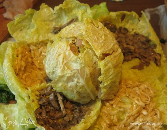 Дальше продолжаем, исходя из количества листьев, этот слой я сделала микс — грибы и сыр. Если хватает листиков, можно сделать еще один слой грибов, за ним — слой с сыром.