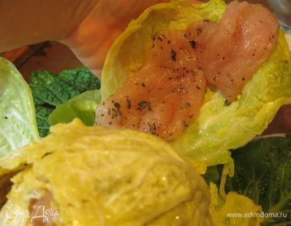 Дальше — слой филе. Кусочки выкладываем по листьям. Если форма не совпадает, вспоминаем кройку и шитье, делаем «вытачки» — разрезы.