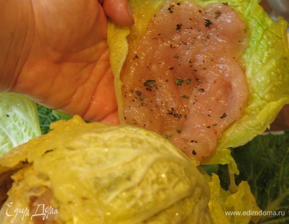 И соединяем кусочки филе. Последние листы капусты оставляем без начинки — 1–2 слоя.