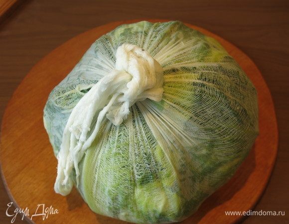 Заворачиваем кочан в марлю плотно, исправляем все огрехи. Завязываем.