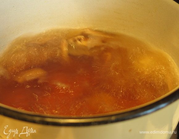 Варим бульон с сухими грибами и луковицей. Кладем соль (одну ложку).