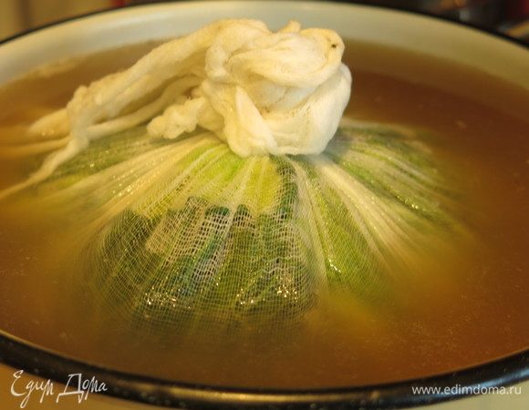 Кладем капусту в бульон и отвариваем 45 минут.