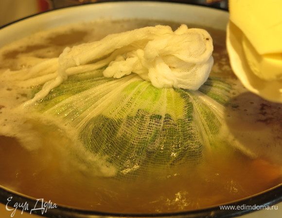 В начале варки добавляем в бульон кусочек масла, по заверению французских кулинаров, капуста любит масло. А какой получается потом бульон!