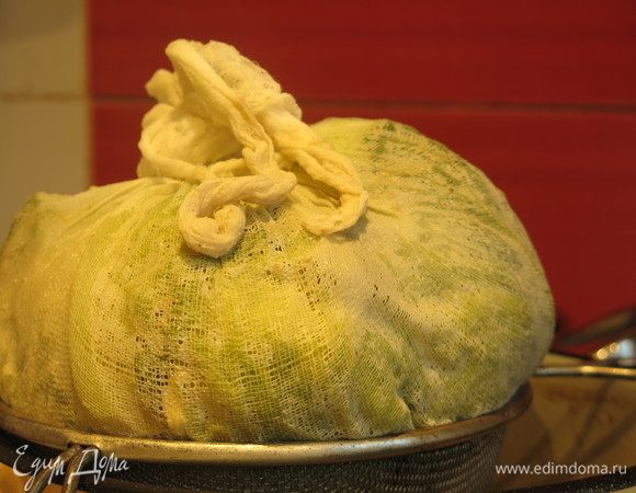 Вынимаем капусту, кладем на сито, даем стечь жидкости.