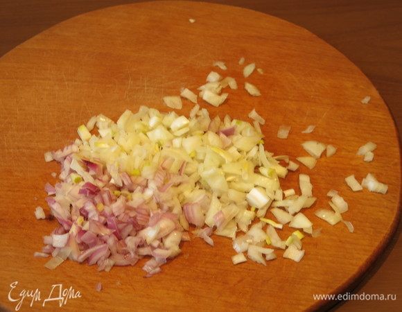 Готовим соус. Нарезаем лук.