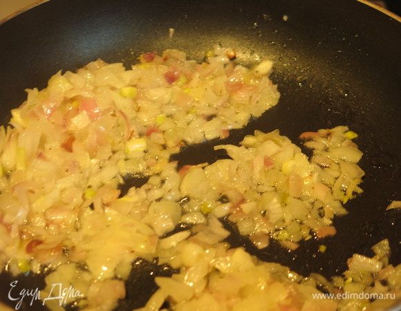 Обжариваем лук слегка.