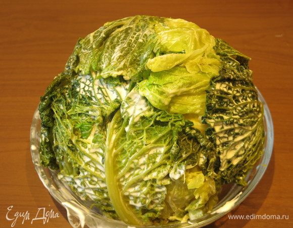 Капусту раскрываем, смазываем сливками. Для прочности я перевязала ее  ниткой.