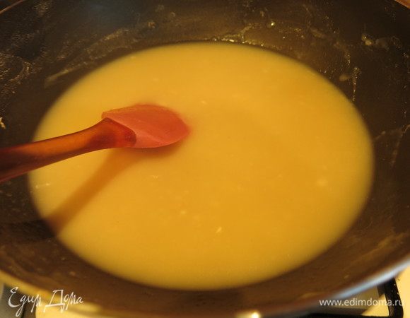 Продолжаем варить соус, муку прижариваем, наливаем бульон половник за половником, чтобы меньше было комочков. Варим. В одном половнике 90 мл.