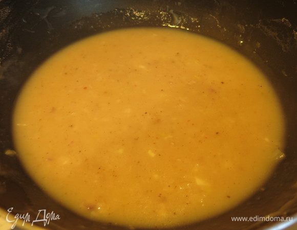 Добавляем соль, перец аккуратно, так как бульон соленый. Из специй еще добавила мускатный орех молотый.