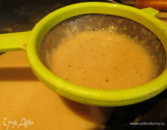 Добавляем лук, провариваем, измельчаем соус блендером. И для более шелковистой структуры перетираем соус. Хотя с мелкими кусочками лука и перца соус также интересный.
