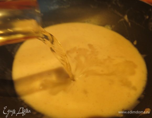 Вливаем вино в соус, даем выкипеть алкоголю — 3 минуты на слабом огне, помешивая. Вино дает легкую кислинку. При необходимости добавляем пару шепоток сахара, ориентируемся на свой вкус. Сахар предпочтительнее добавлять при приготовлении капусты.